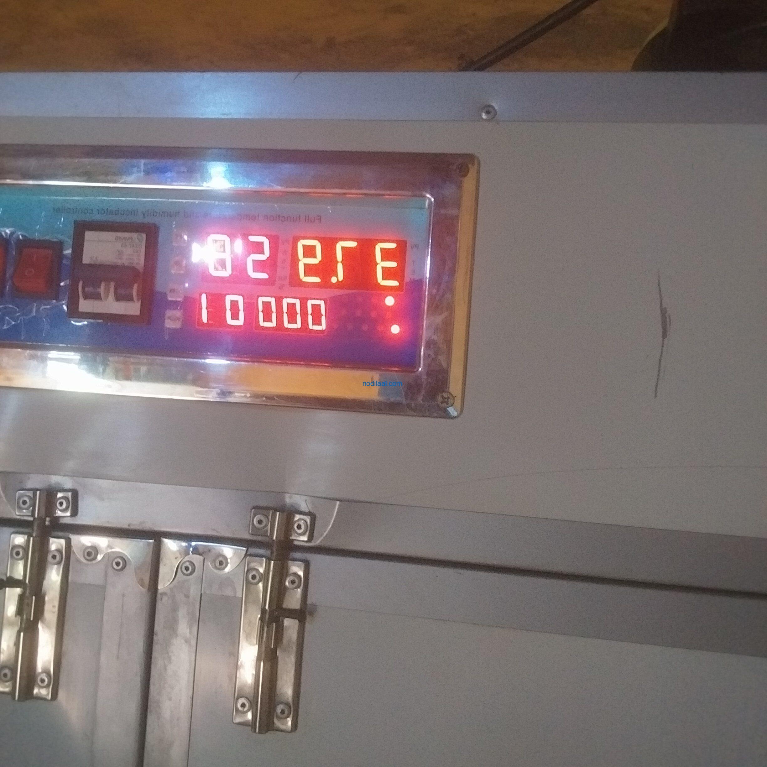 Machiinka incubator ka ah ee ukunta soo fiiqa waxaa uu qaadaa 1056 xabo