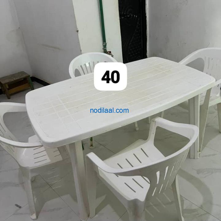 Miis iyo kuraas caag ah $40 jaanis